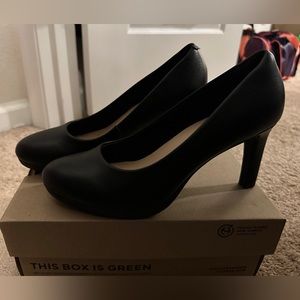 Clarks black pumps